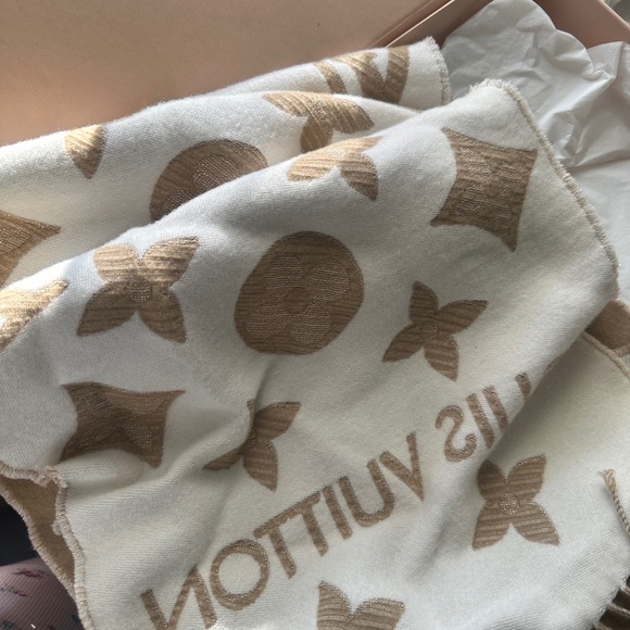 Louis Vuitton scarf - Picture 1 of 3